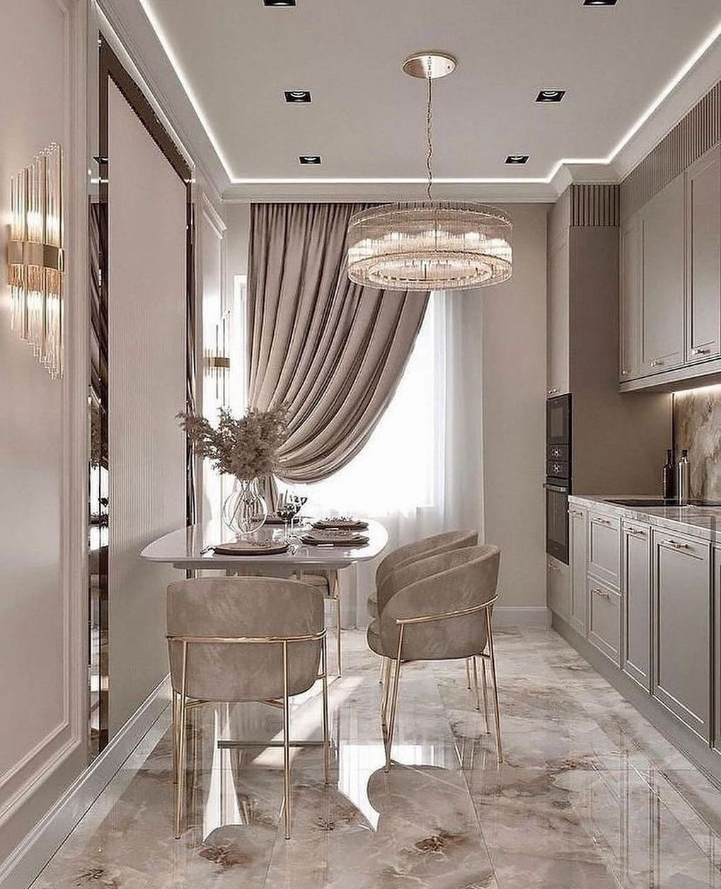 Elegante cucina e sala da pranzo beige con pavimento in marmo, lampadario e tavolo apparecchiato per due.