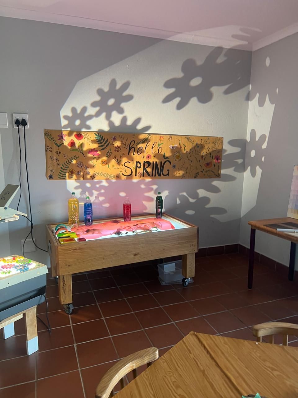 A room with a sand table and a sign that says spring