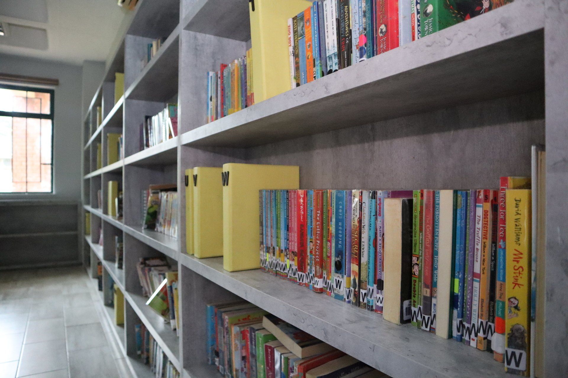 A library filled with lots of books on shelves.