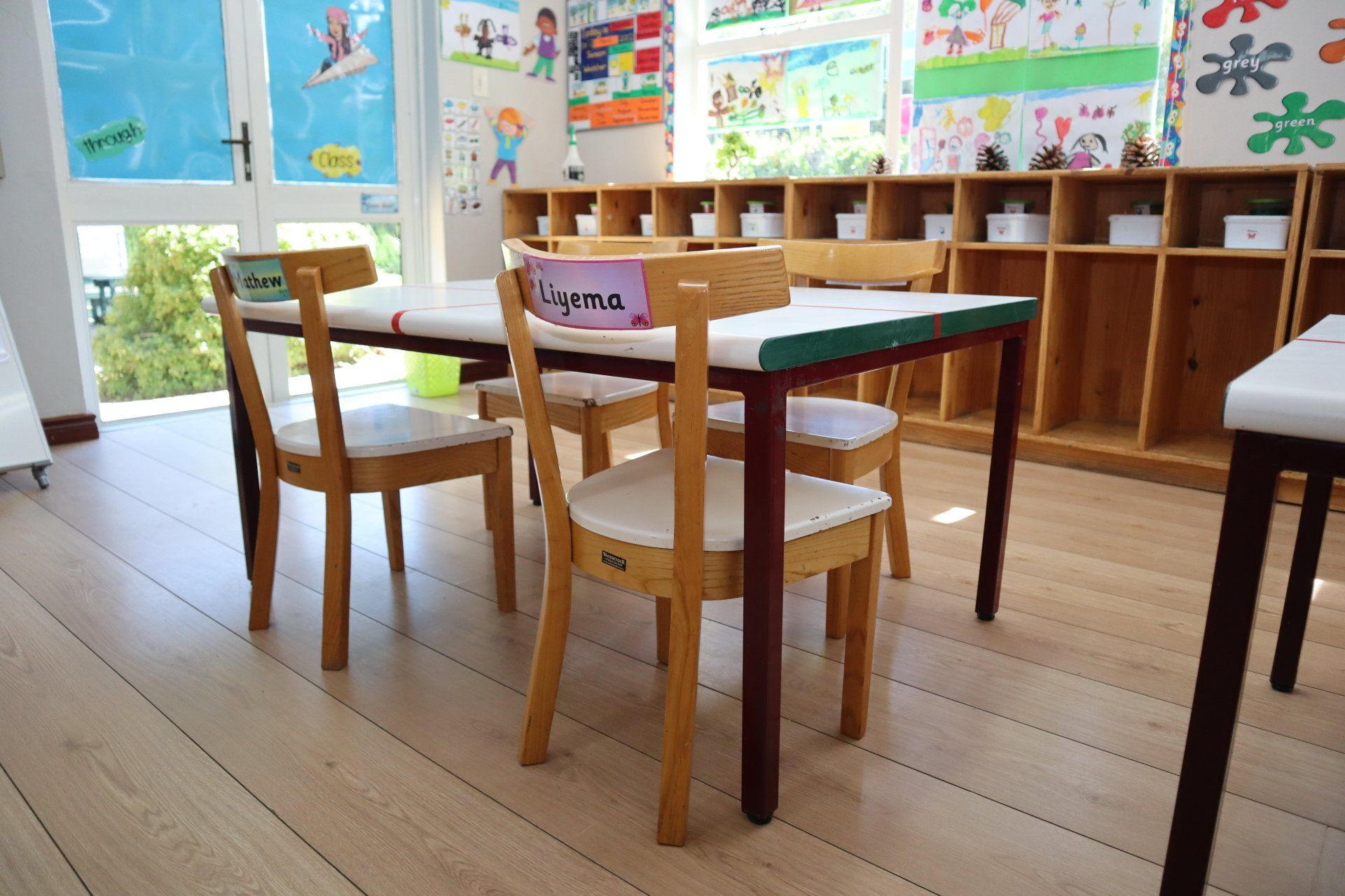 a table and chairs in a classroom 