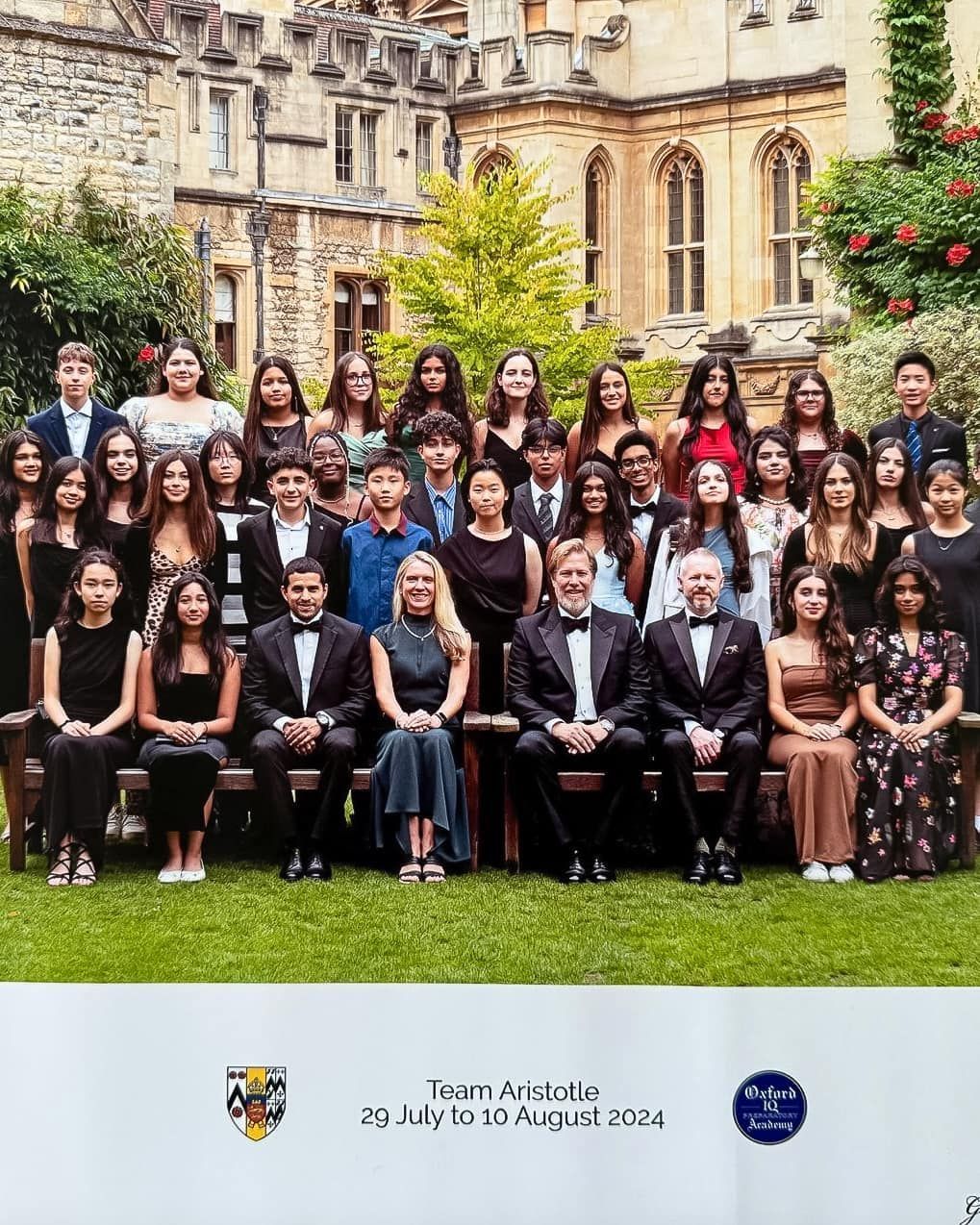 A large group of people are posing for a picture in front of a building.