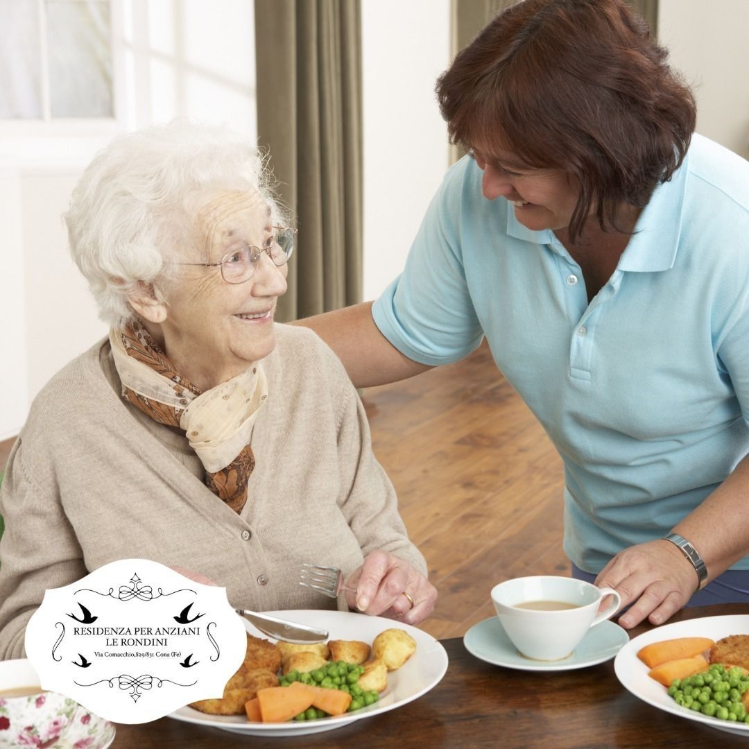 Coppia di anziani sorridenti, l'uomo con la giacca grigia, la donna con gli occhiali, con la testa appoggiata sulla spalla dell'uomo.