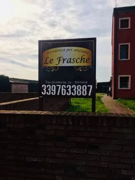 Cartello per la residenza per anziani "Le Frasche", con numero di telefono 3397633887.