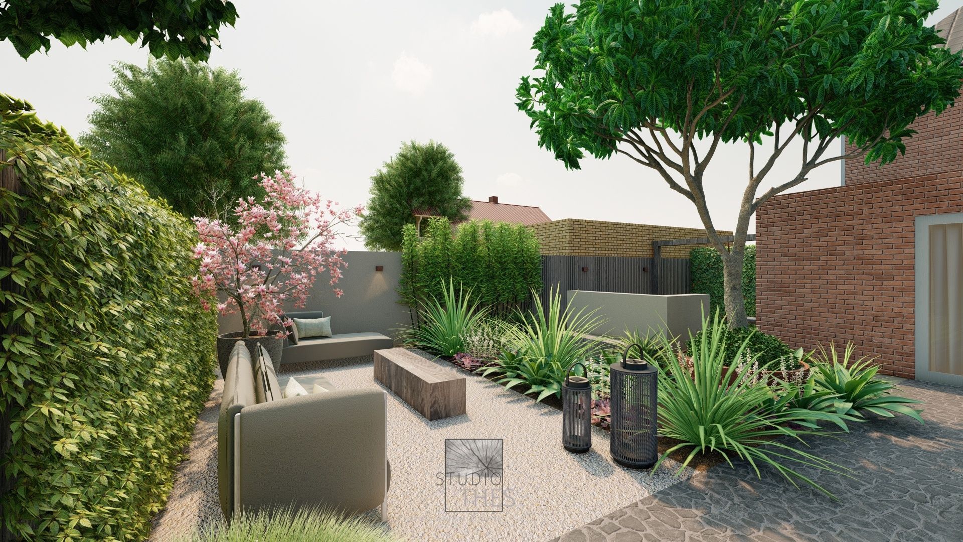 Een impressie van een achtertuin met een bakstenen gebouw en een terras.