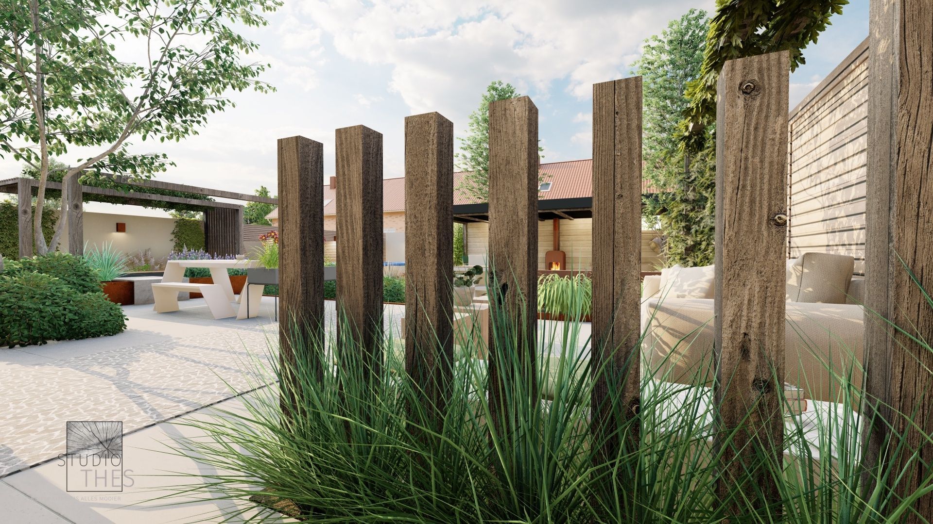 Een houten palenrij met grassen ertussen en een overkapping achterin de tuin