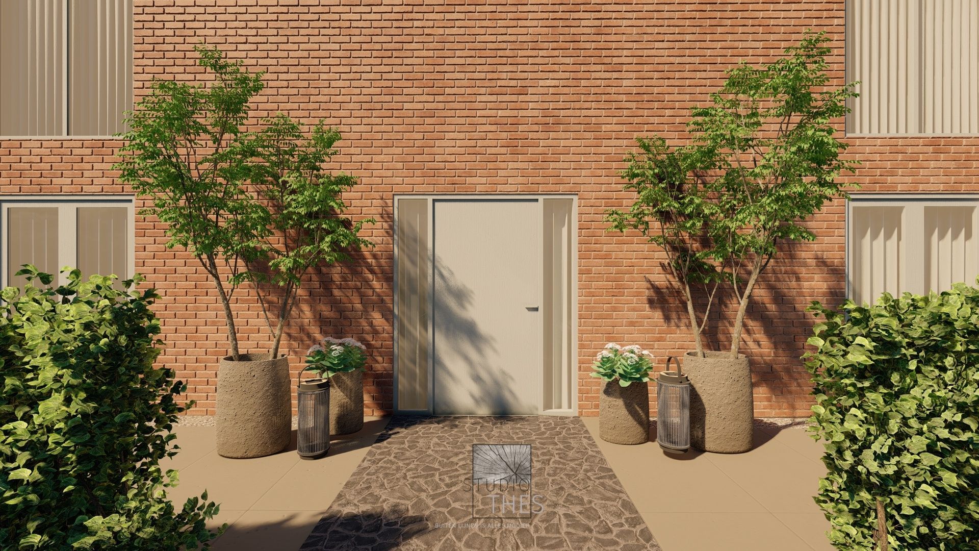 Een bakstenen gebouw met een witte deur en potplanten ervoor.