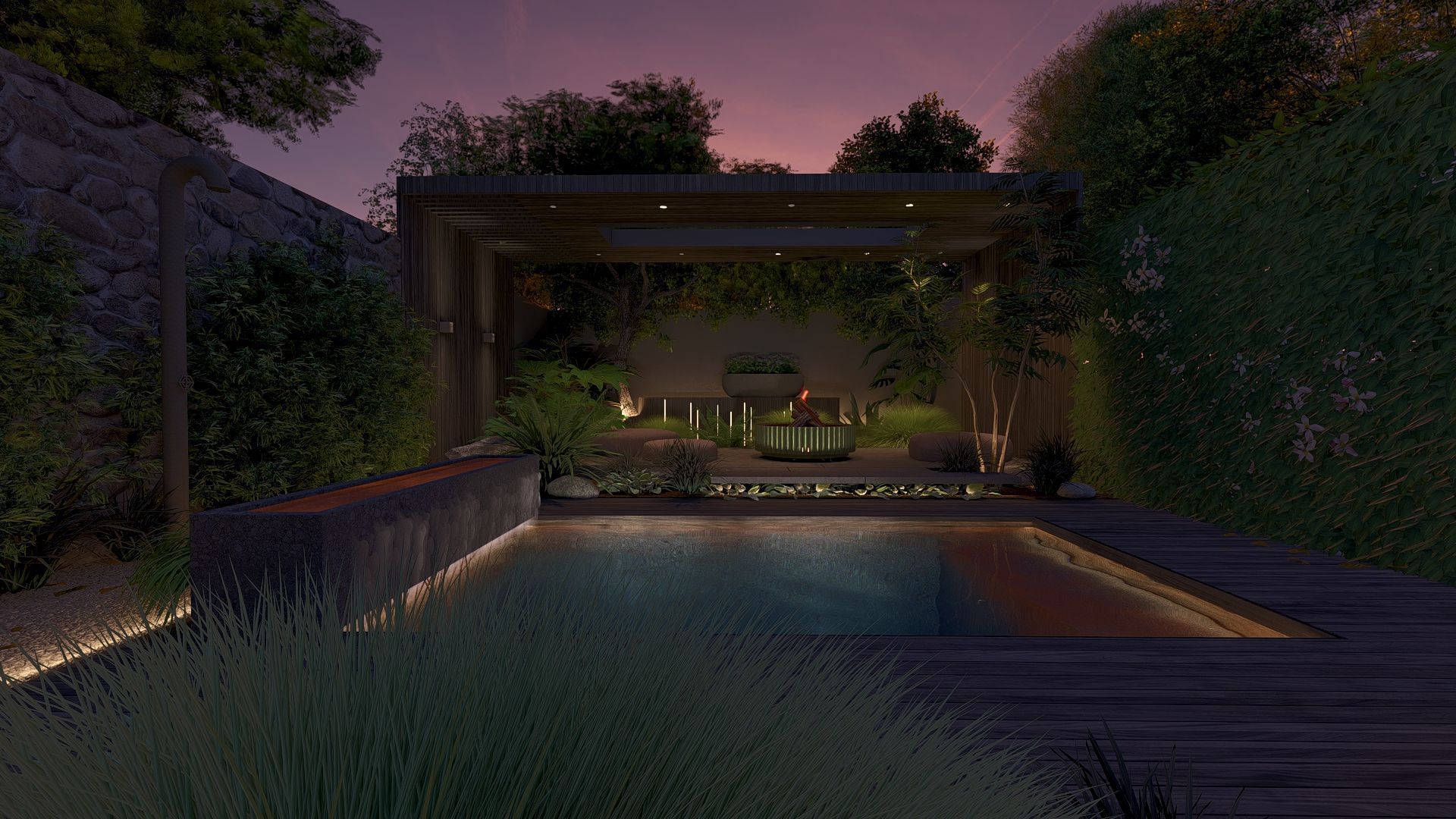 Een overkapping van hout in de avond met een mini zwembad ervoor. Grote keien tussen planten met een pot aan het eind van de tuin