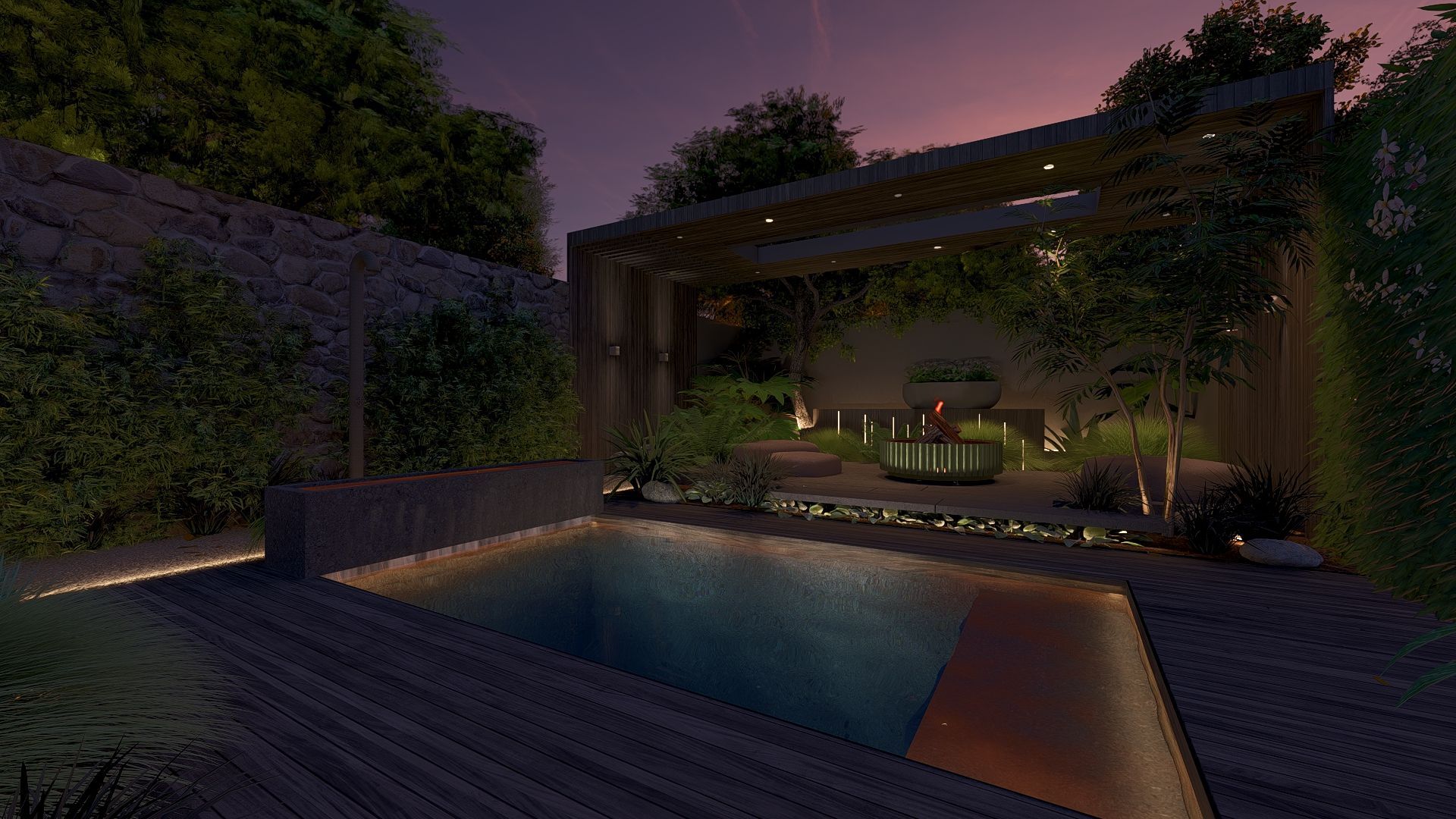 Een stadstuin in de avond met een klein zwembad met verlichting en een waterval. Een overkapping met een buitenhaard en poef