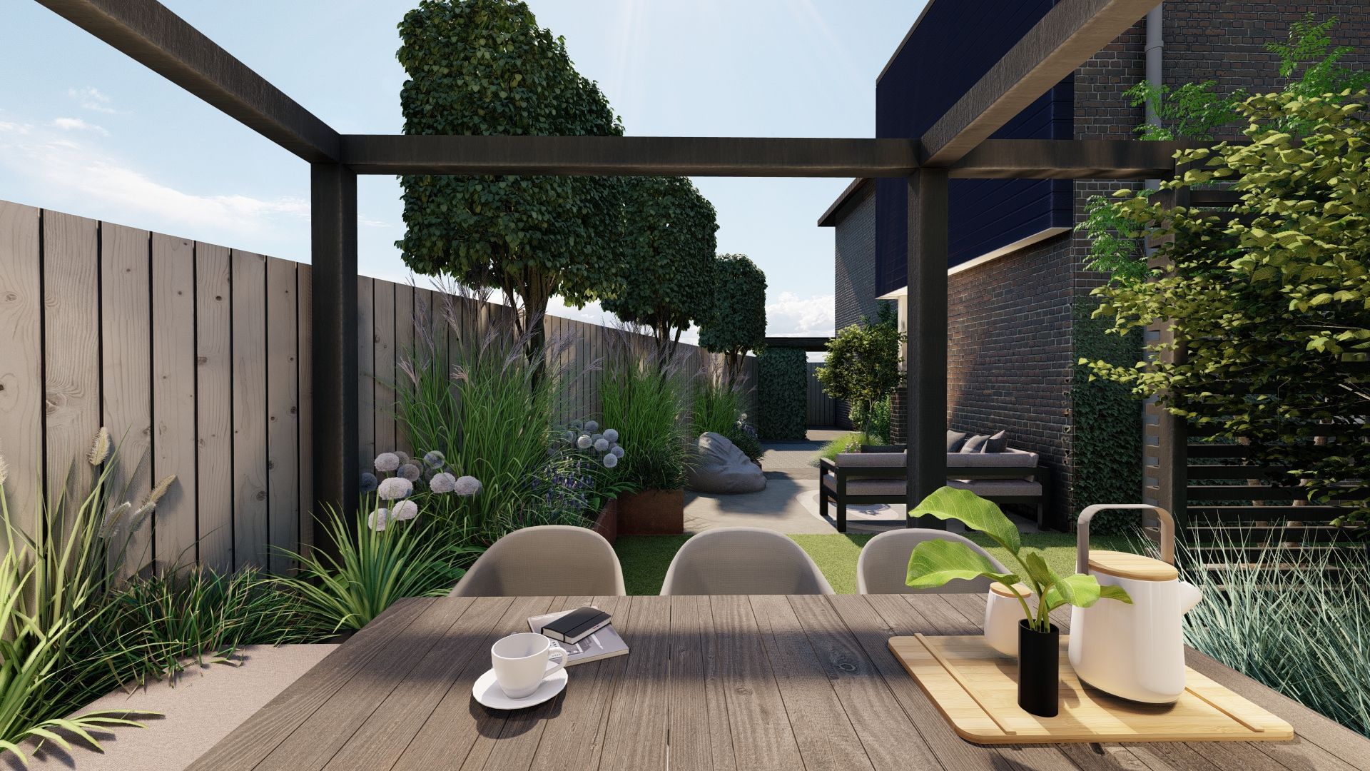 Een houten tafel en stoelen staan onder een pergola in een tuin.