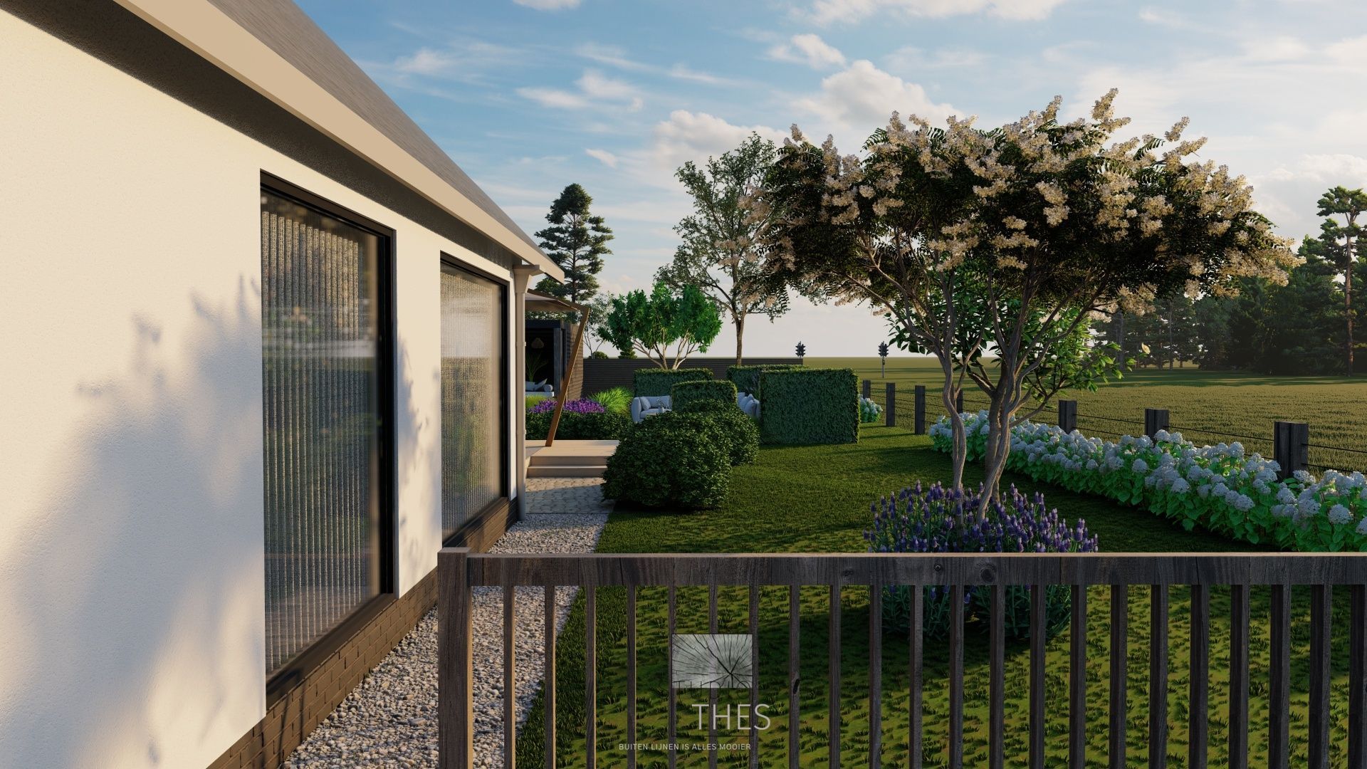 Een huis met een hek ervoor en een boom in de achtertuin.