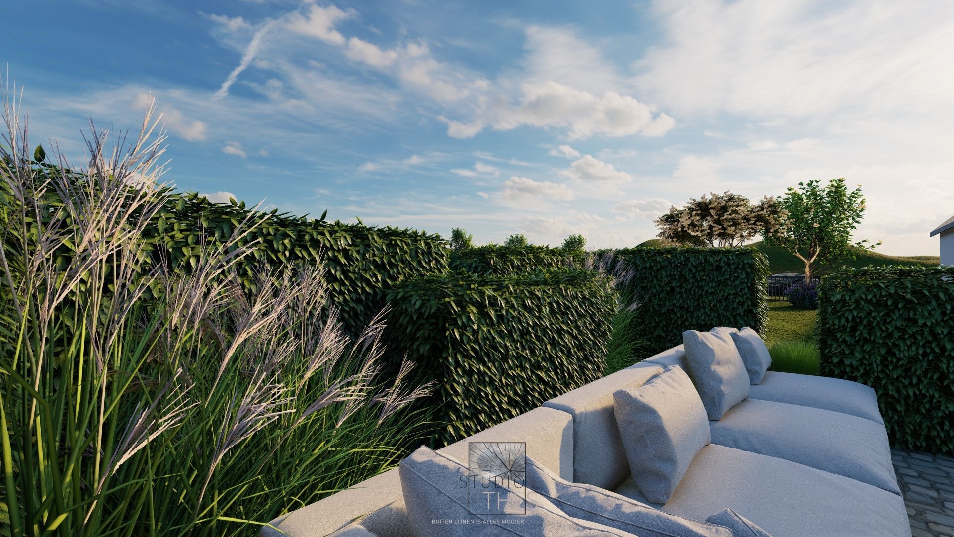 Een bank staat midden in een tuin, naast een heg.