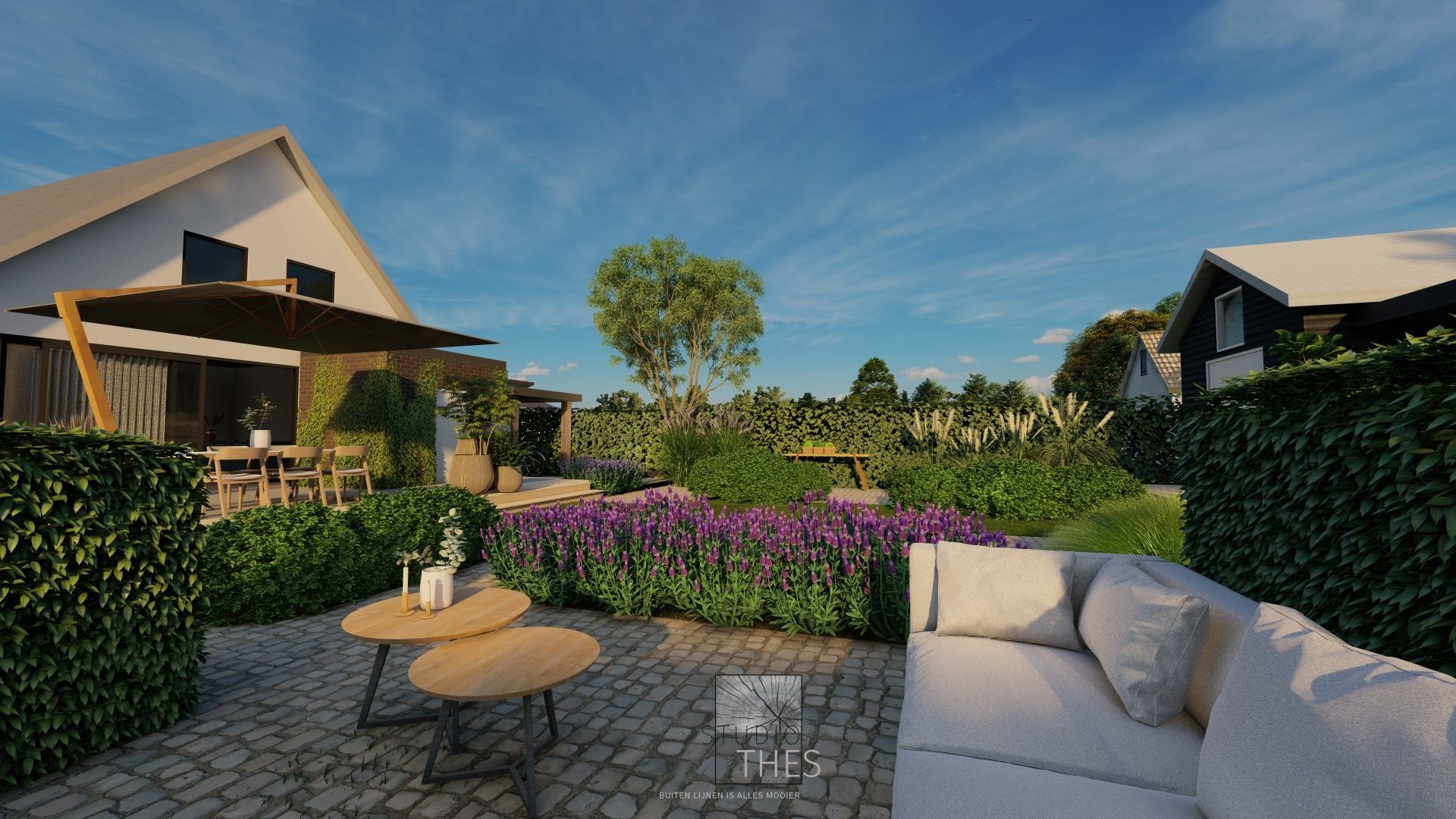 Een terras met een bank, tafels en parasols voor een huis.