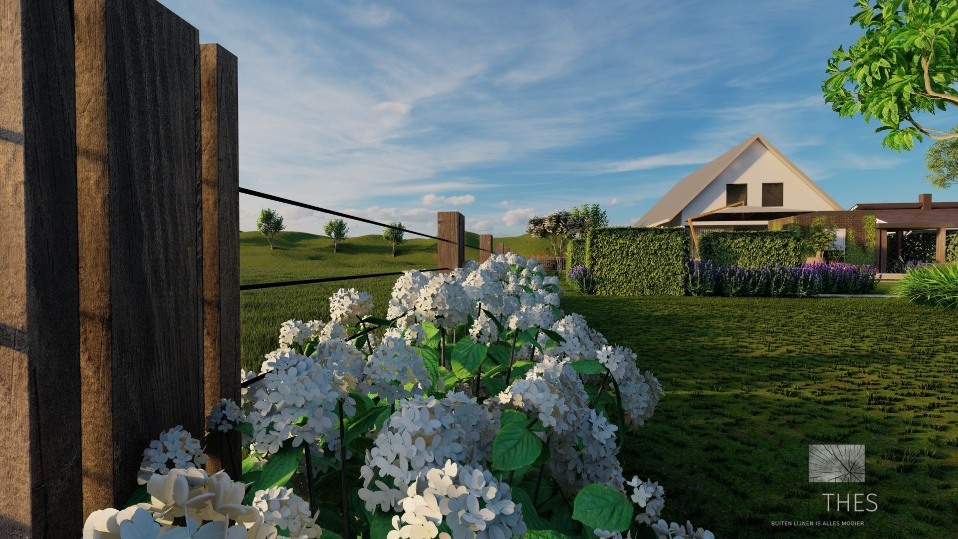 Een hek met witte bloemen voor een huis.