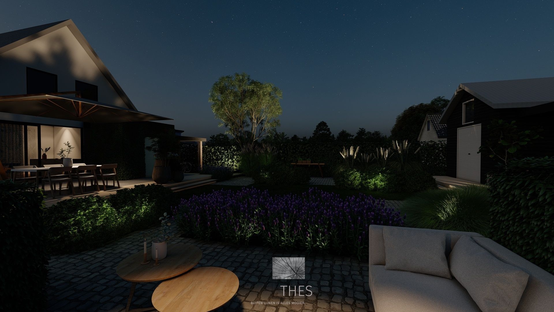 Een weergave van een achtertuin bij nacht met een bank en tafels.