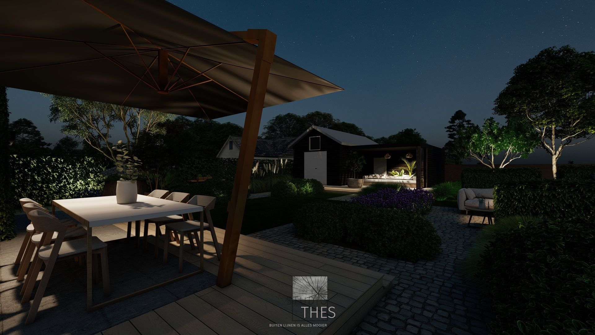 Een terras met een tafel en stoelen onder een parasol 's avonds.