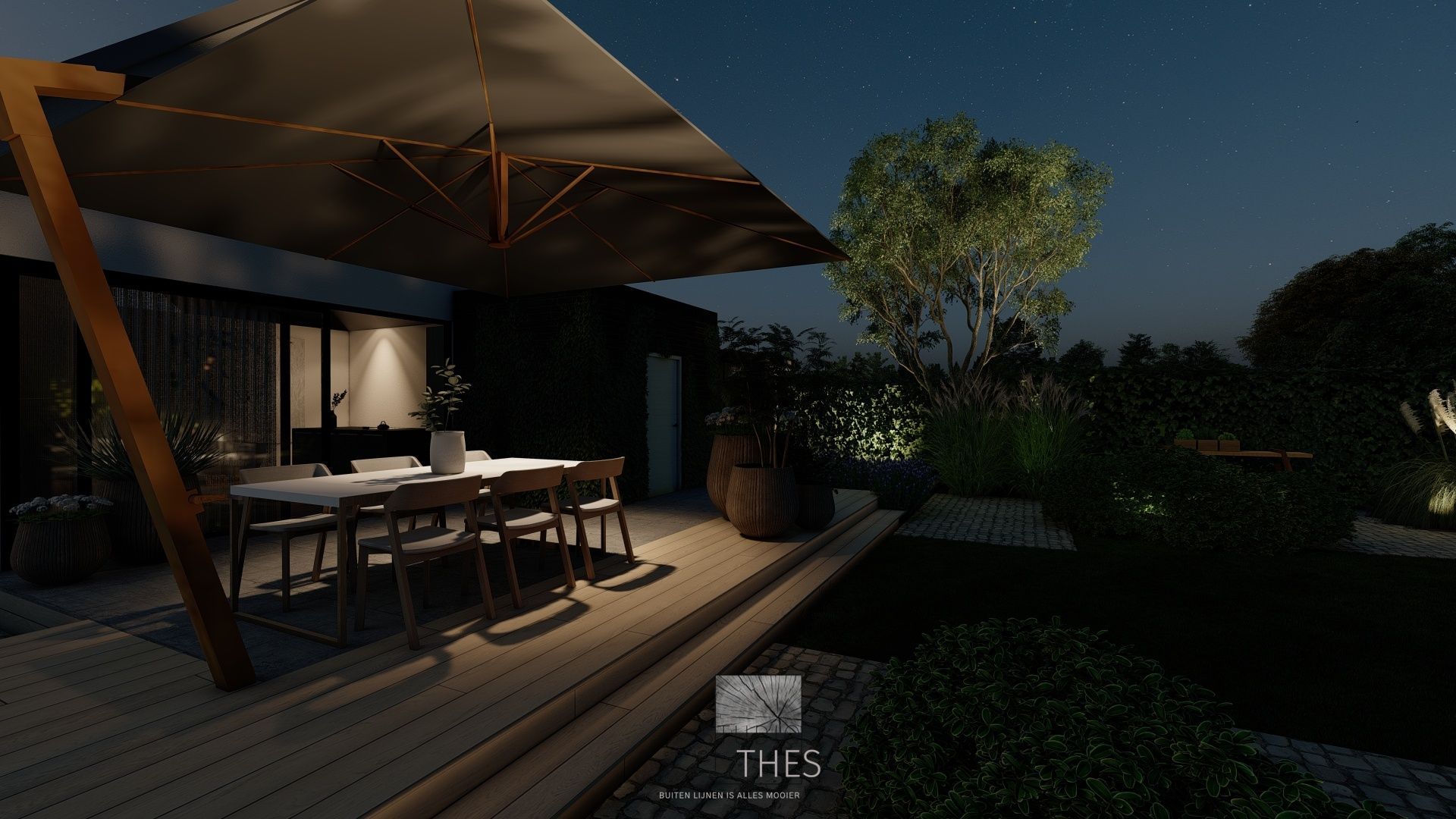 Een terras met een tafel en stoelen onder een parasol 's avonds.