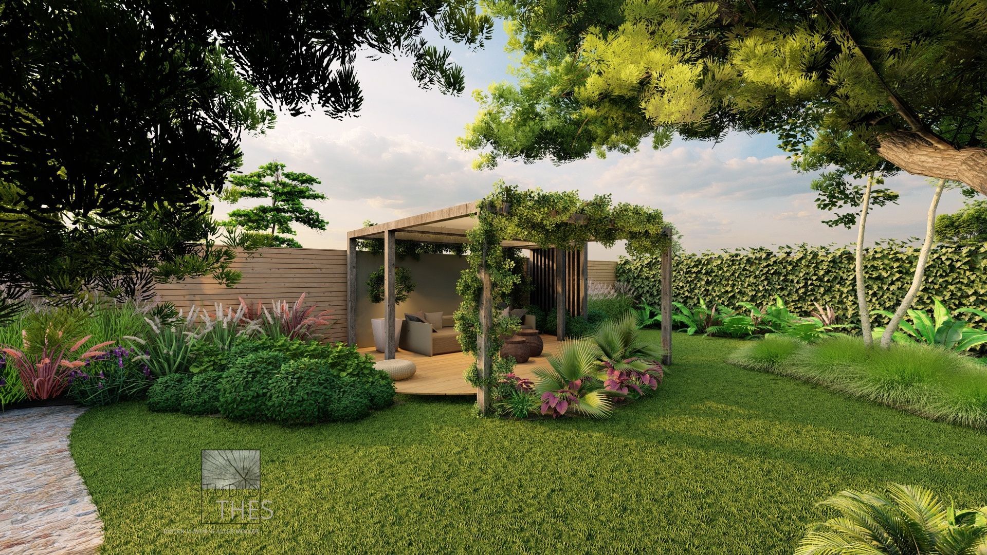 Een huis met een pergola in het midden van een weelderige groene tuin, omringd door bomen.