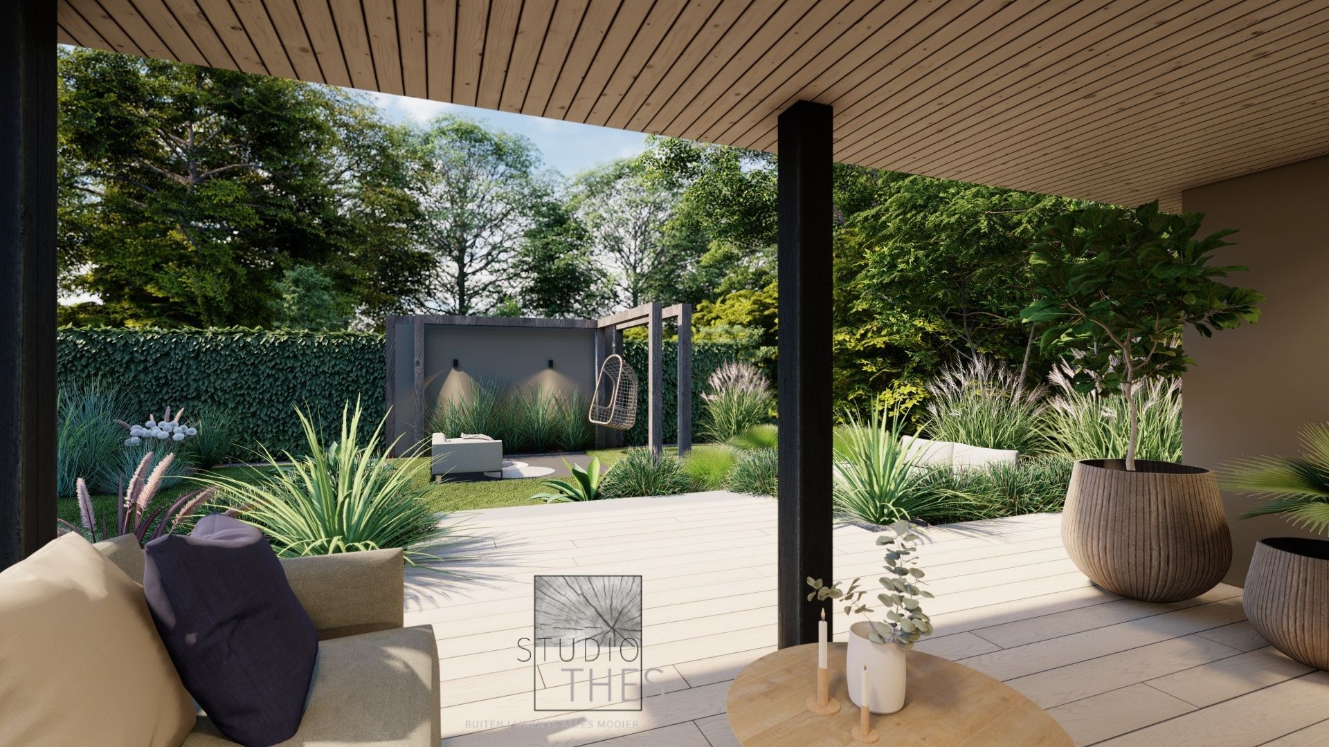 Een terras met een bank, stoel, tafel en potplanten.