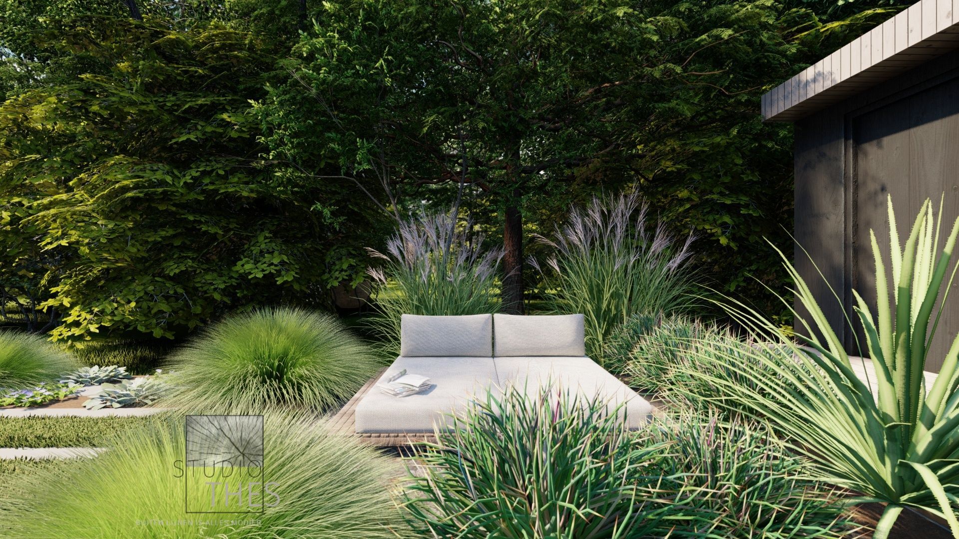 Een bed staat midden in een tuin, omringd door bomen.