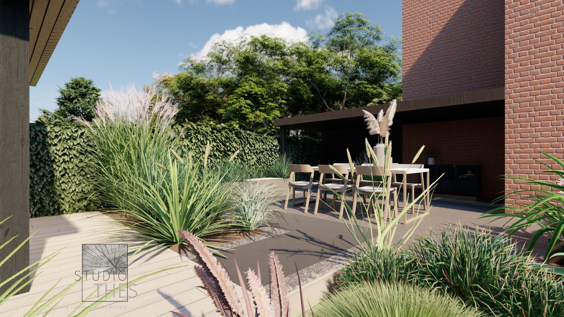 Een weergave van een achtertuin met een bakstenen gebouw en een terras met tafels en stoelen.