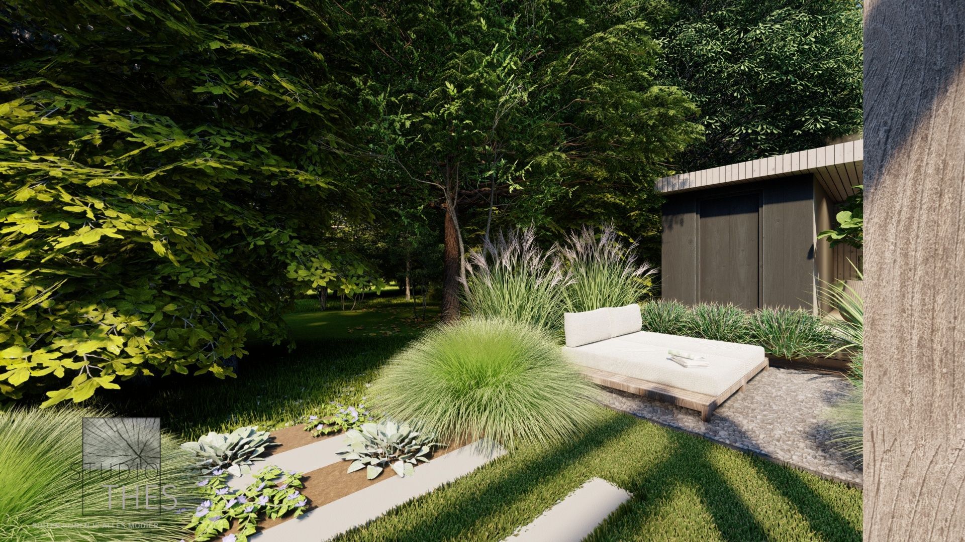 Een bed staat midden in een weelderige groene tuin, omringd door bomen.