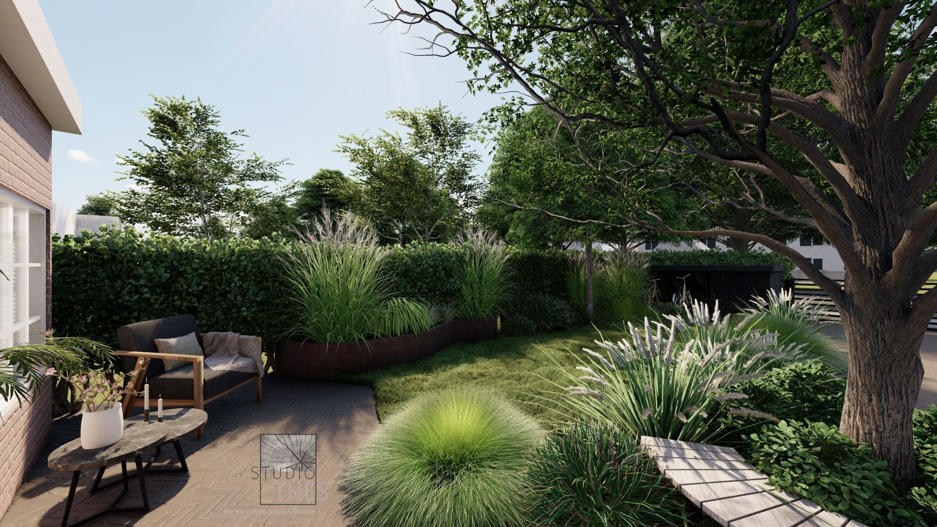 Een impressie van een tuin met een bakstenen huis op de achtergrond.