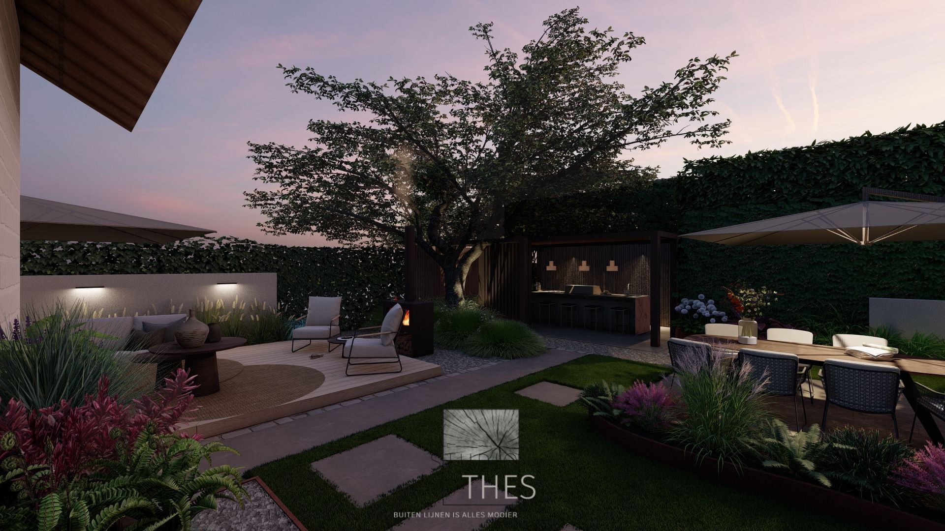 een tuinontwerp van een tuin in de avond met een boom en buitenverblijf en buitenkeuken. Een houten vlonder