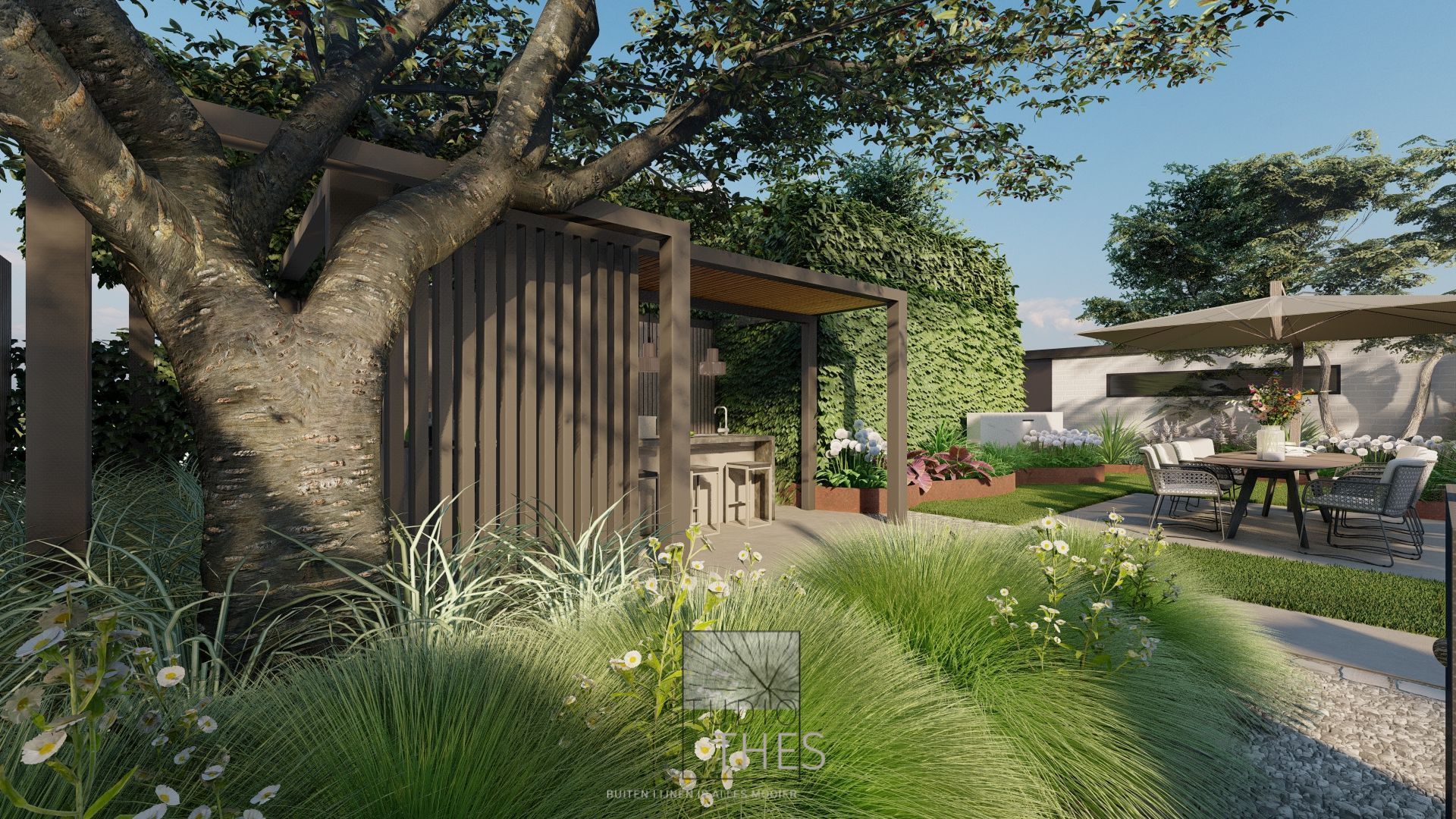 Een tuinontwerp van een tuin met grassen op de voorgrond en een boom. De overkapping is zwart met hout, lampen en een buitenkeuken