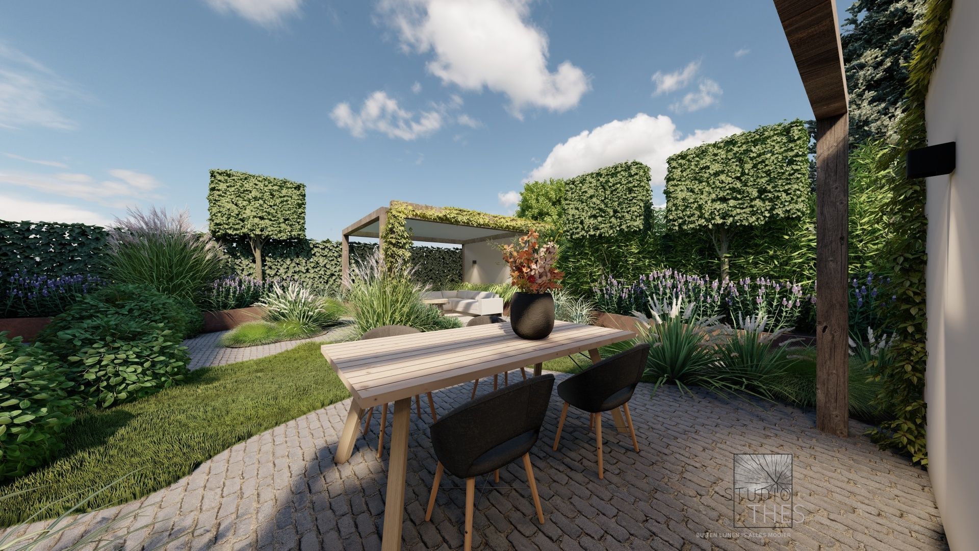 Een impressie van een terras met tafel en stoelen in een tuin.