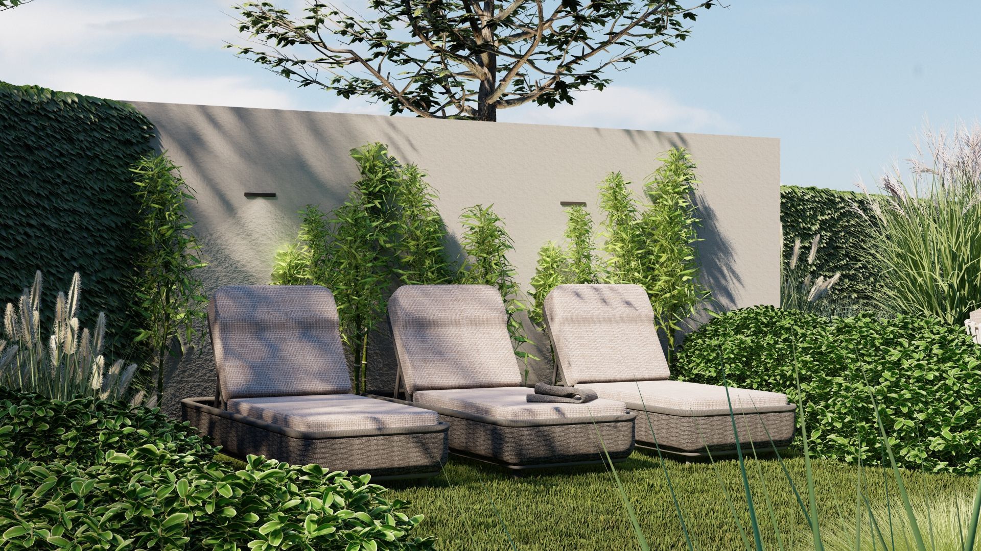 Drie ligstoelen staan in het gras in een tuin.