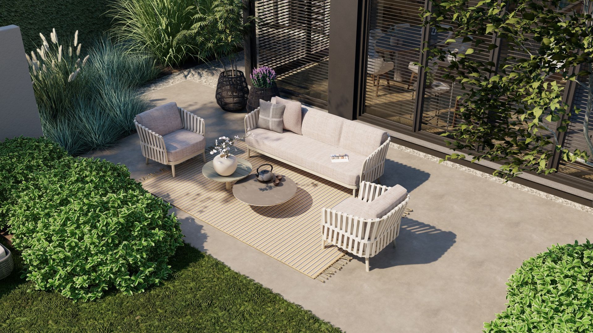 Een luchtfoto van een terras met een bank en stoelen.