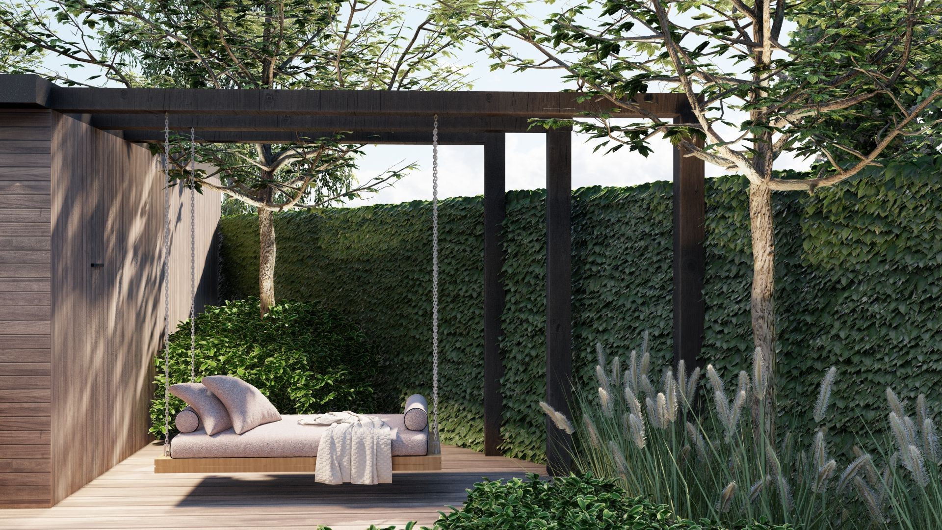 Een zwevend bed hangt aan een pergola in een tuin.