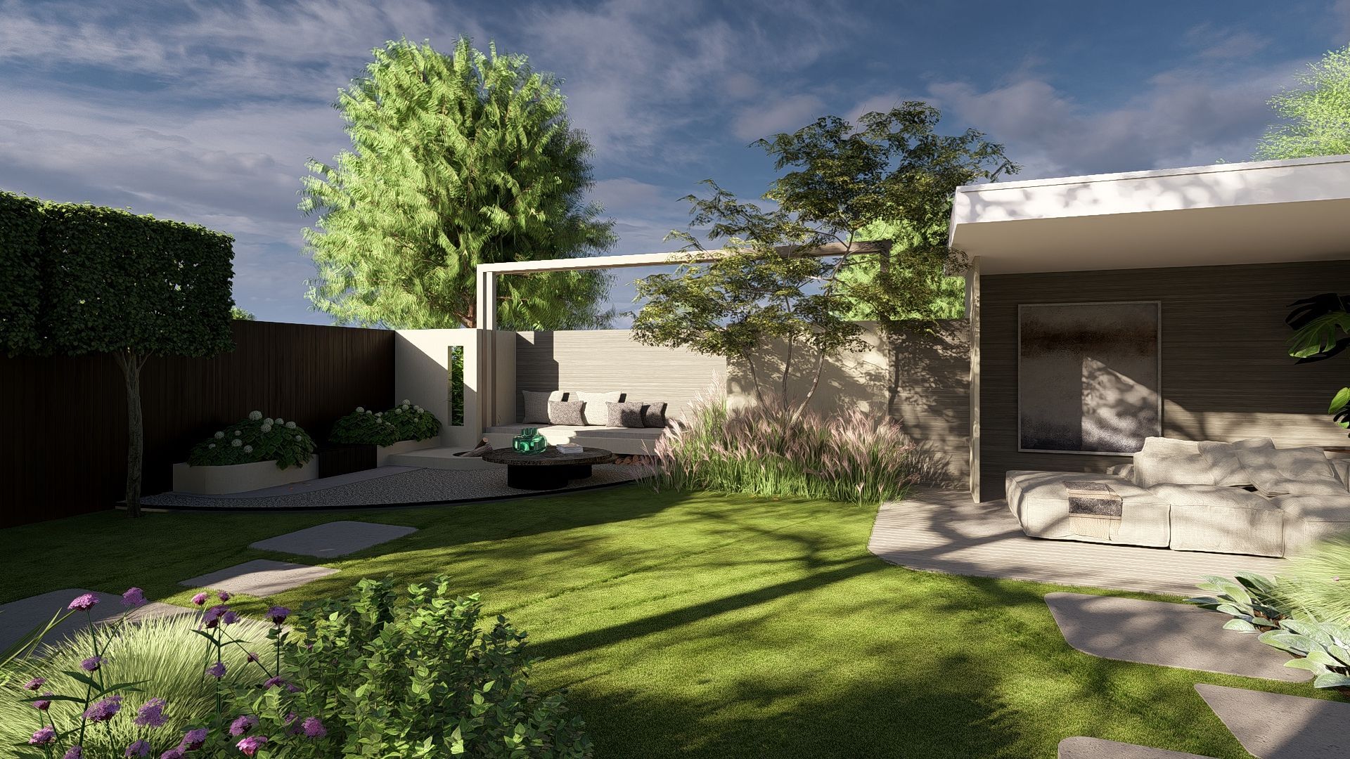 Een achtertuin met een grasveld, een stenen terras, planten, bomen en een modern gebouw onder een bewolkte hemel.