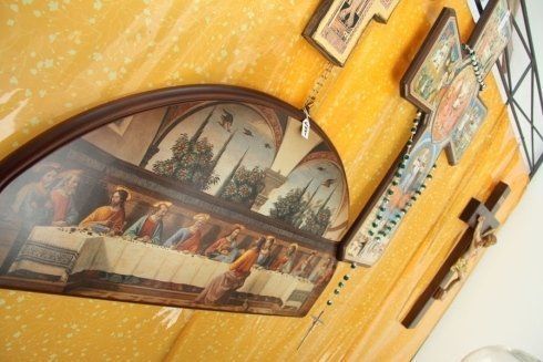 Immagini sacre in legno e rosari