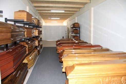 Scelta di feretri in legno pregiato con incisioni e decorazioni