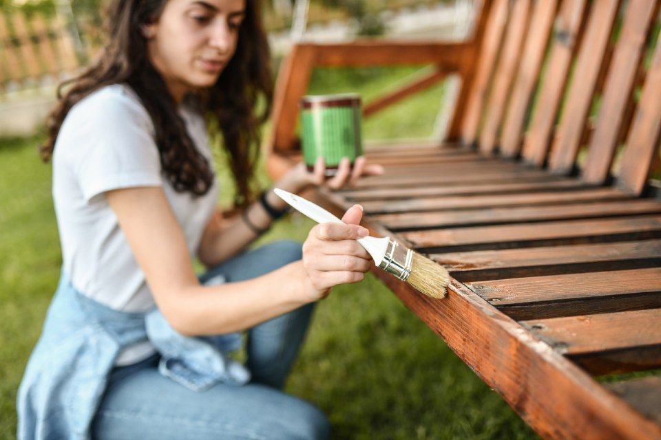 verniciatura di panchina per l'esterno in legno