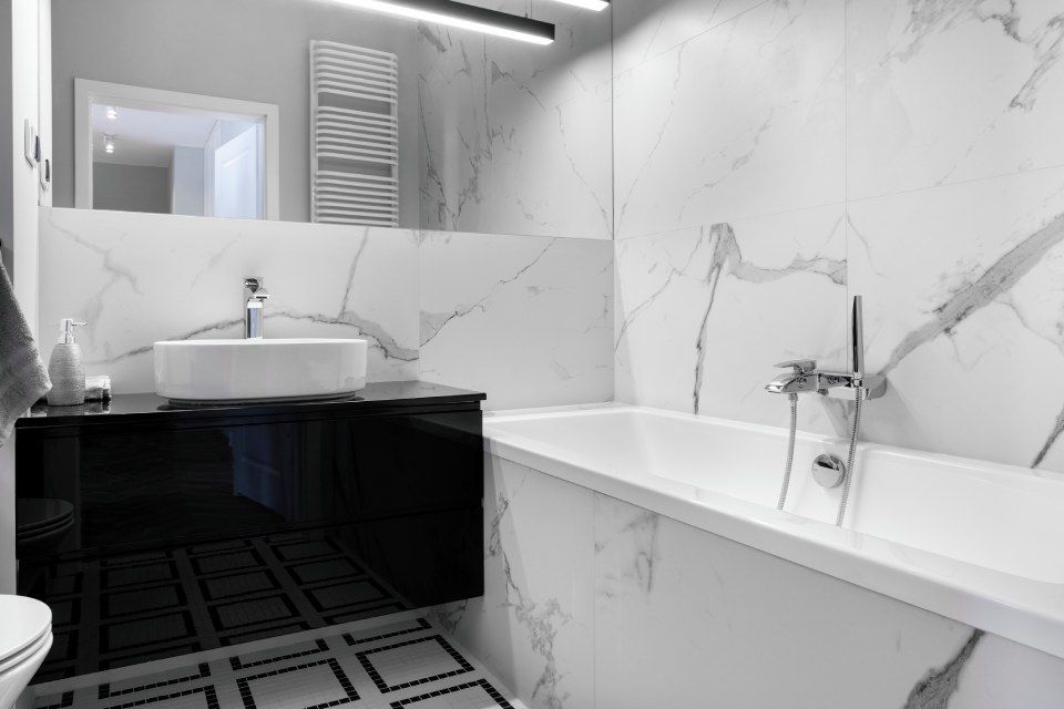 bagno con pareti effetto marmo