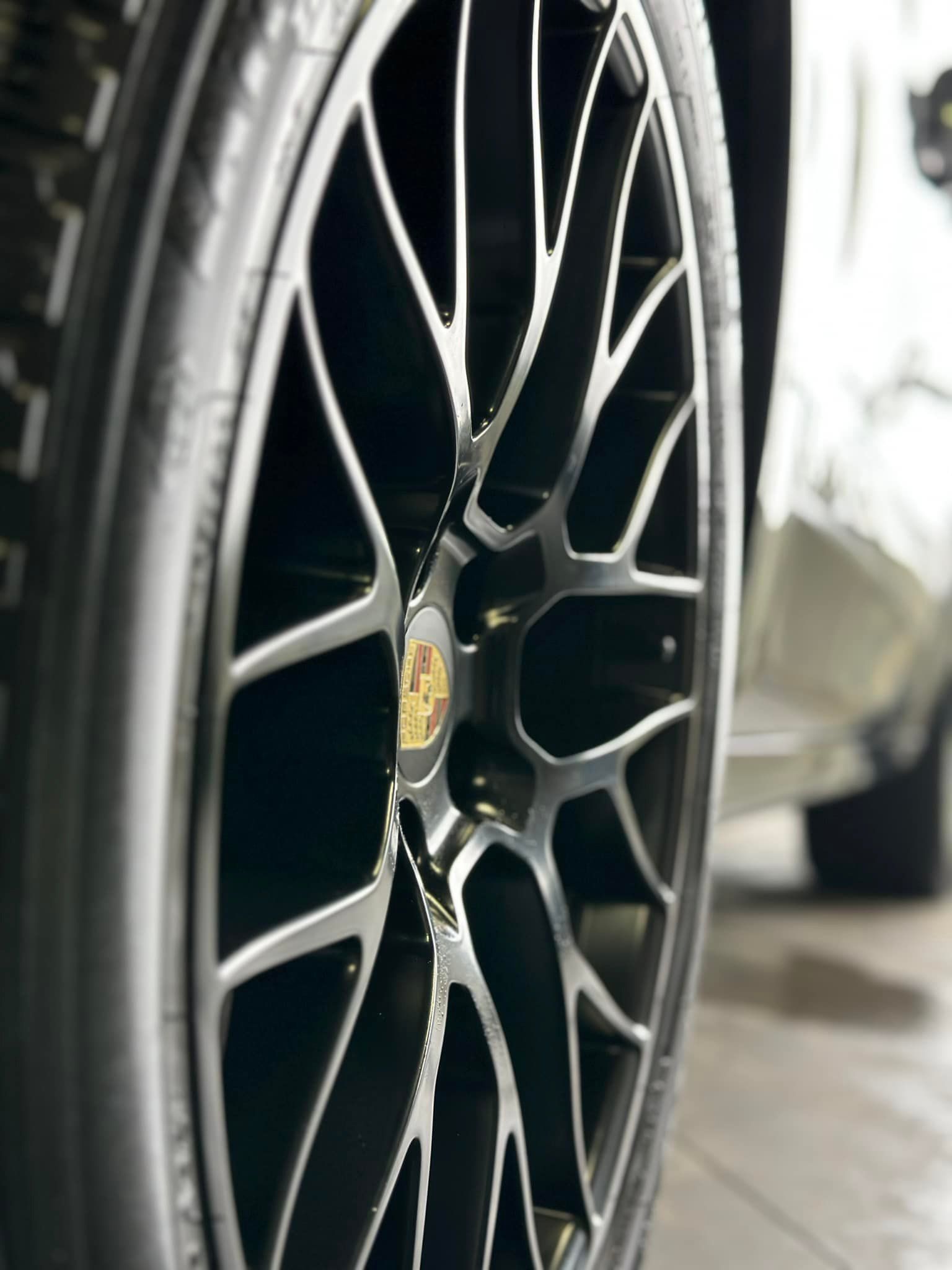 Un gros plan d'une roue de voiture avec un pneu dessus.