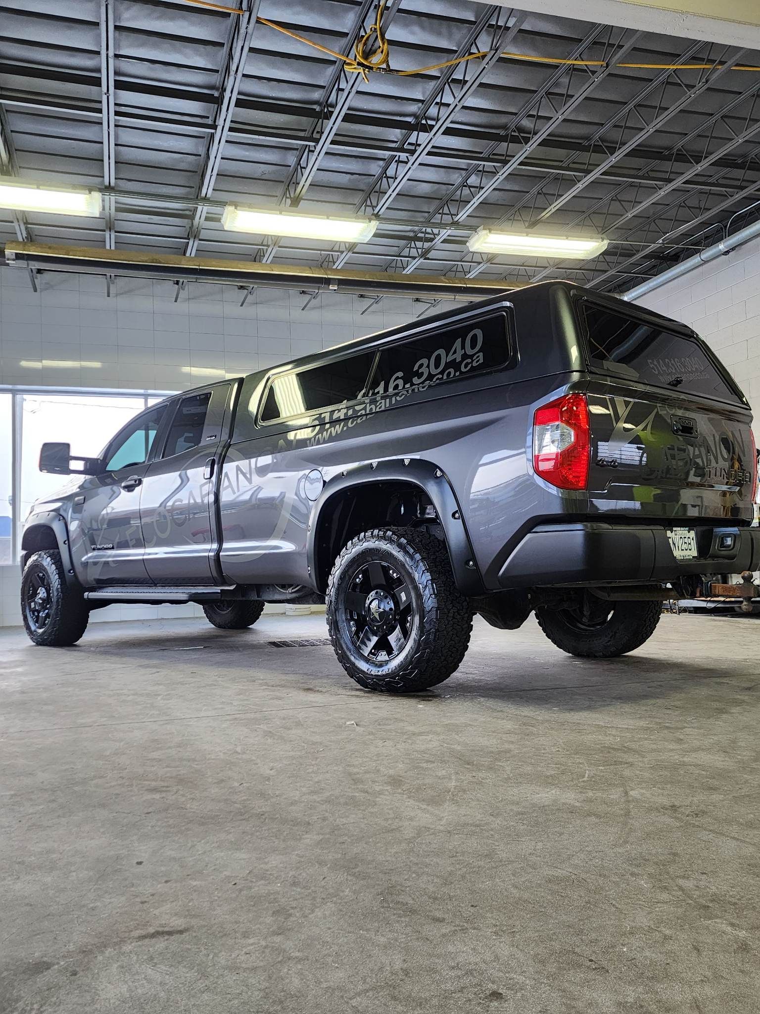 Une Toyota Tundra est garée dans un garage.