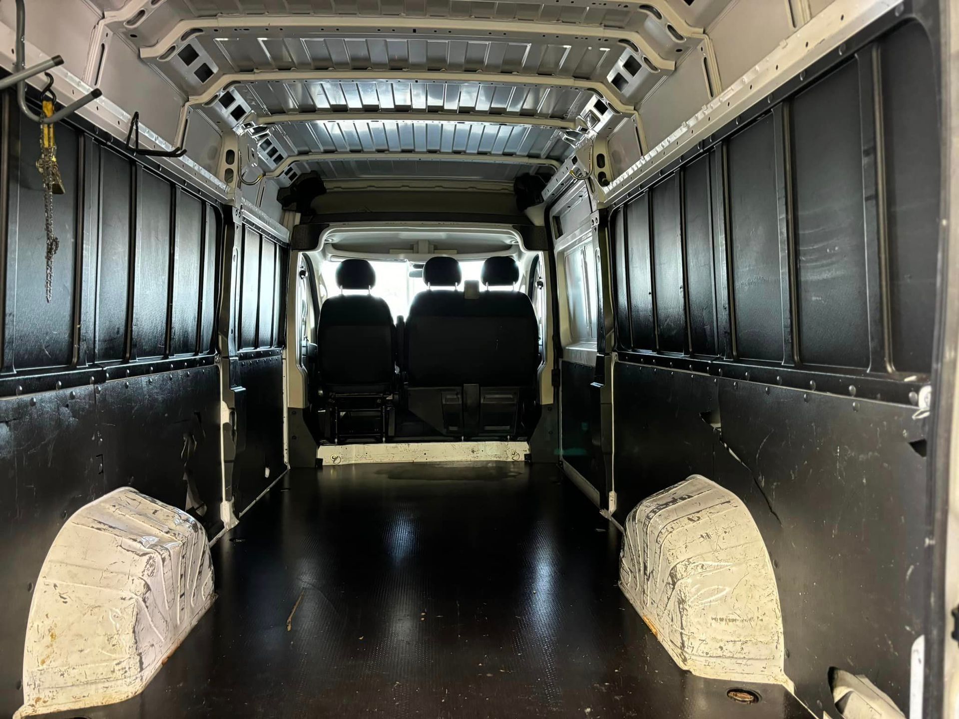 L'intérieur d'une camionnette vide avec un plancher en bois