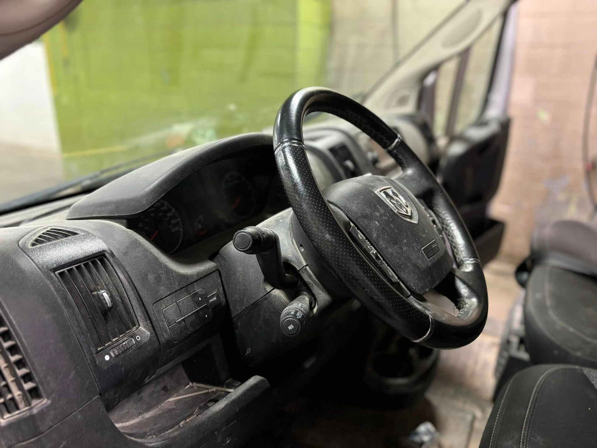 Un gros plan d'un volant de voiture