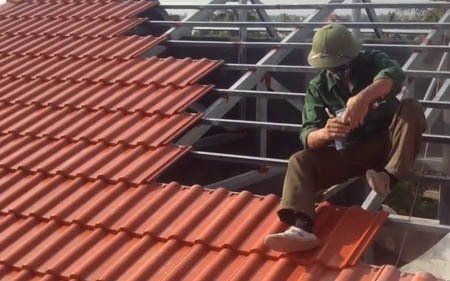Construyendo un tejado en Almazán, Soria