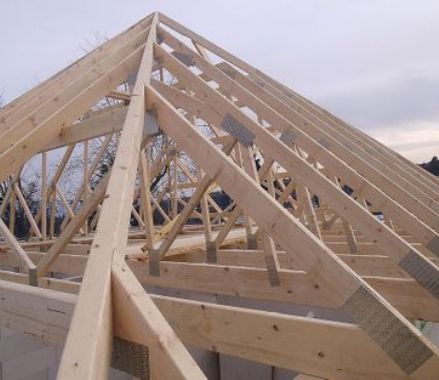 instalación de estructura de madera para cubierta de vivienda unifamiliar en Duruelo de la Sierra, Soria