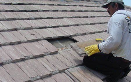 Reparando un tejado urgente en Almazán, Soria