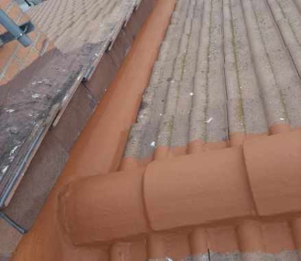 sellado de juntas para eliminar filtraciones en tejado de Almazán, Soria