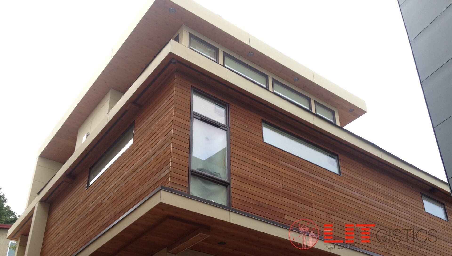 A brick building with a lot of windows and a roof