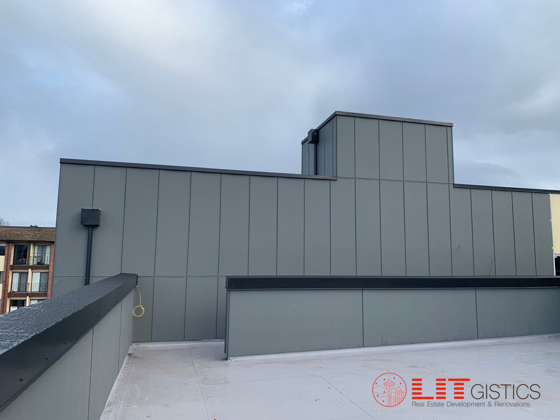 A large building with a lot of windows is sitting on top of a roof.