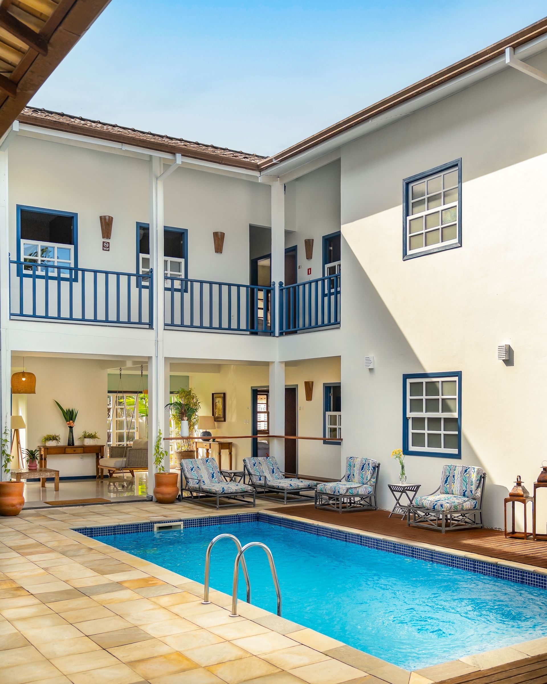 Uma grande piscina no meio de um prédio