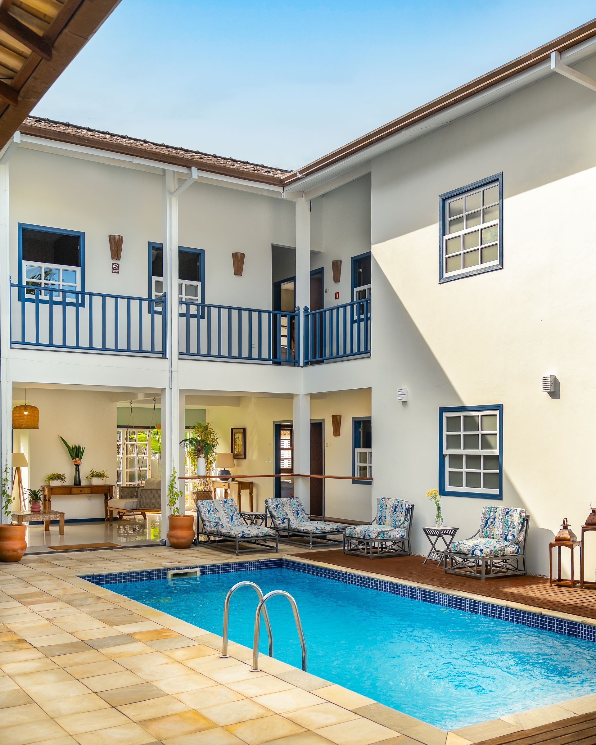 Uma grande piscina no meio de um prédio