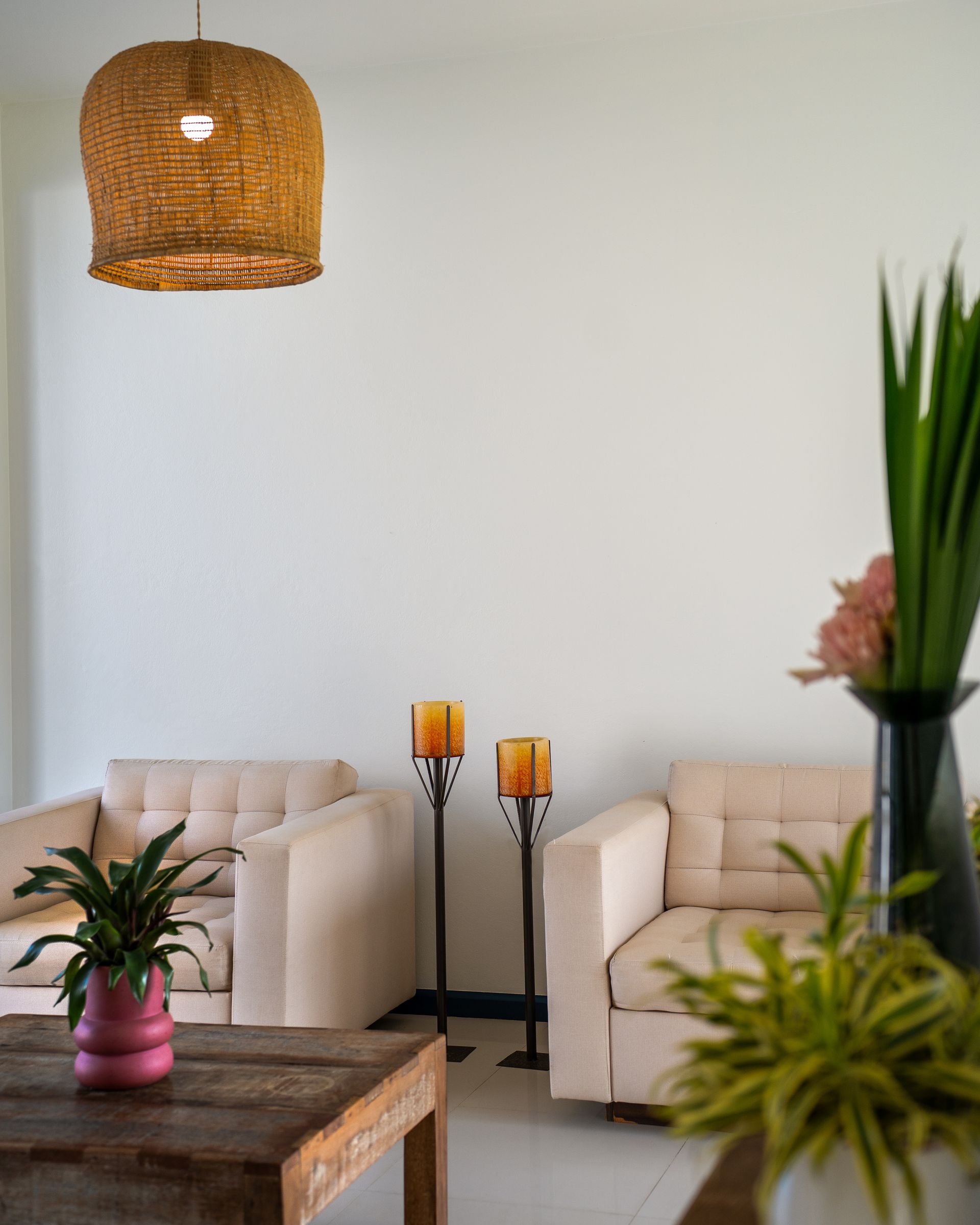 Uma sala de estar com duas cadeiras e uma mesa